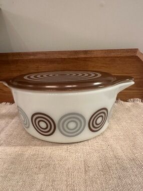 Pyrex cosmopolitan casserole dish with lid